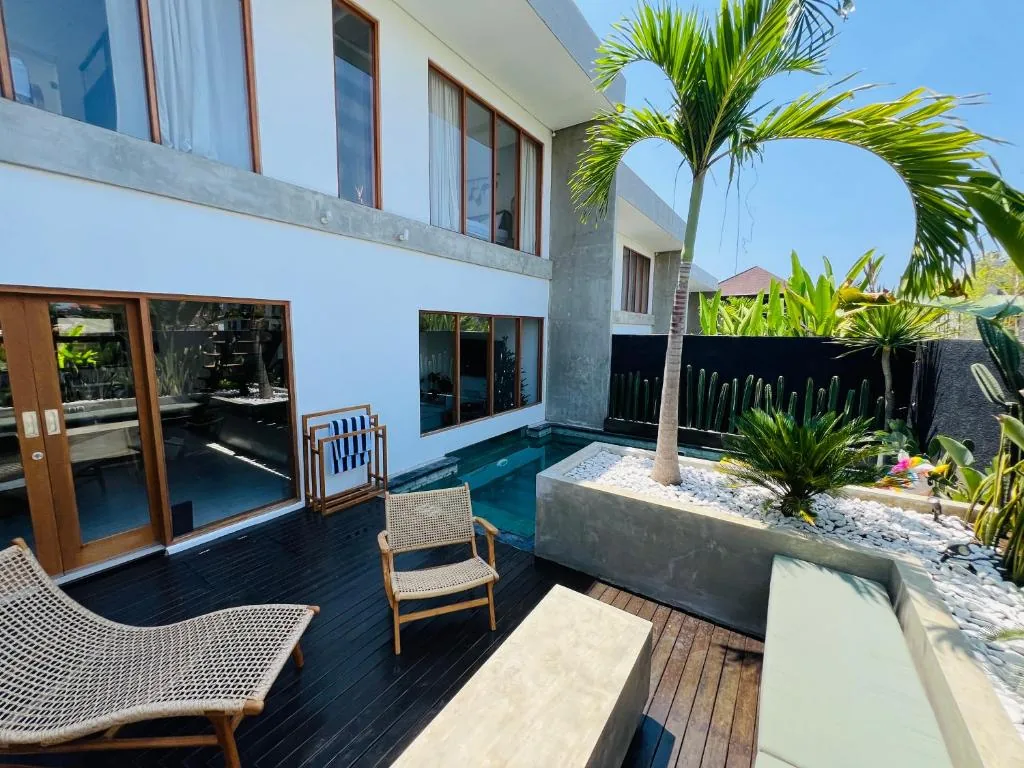 Octo 5 private pool and sun lounge